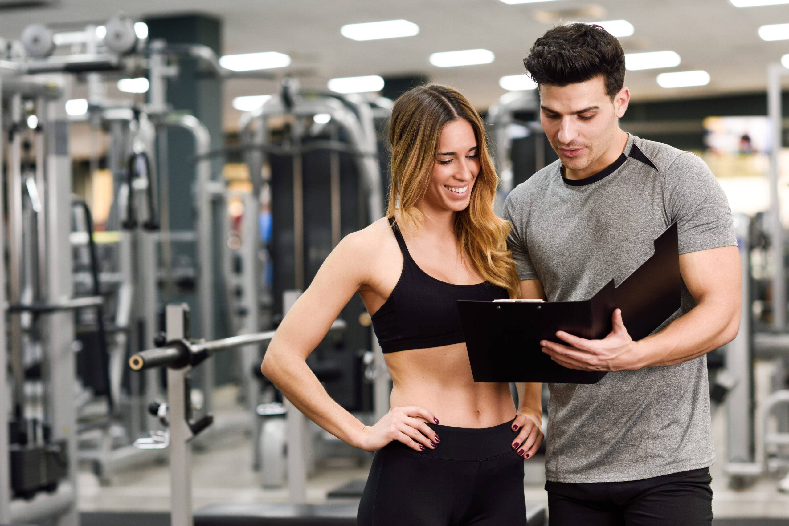 Online fitness coach help his consistent client learn his program